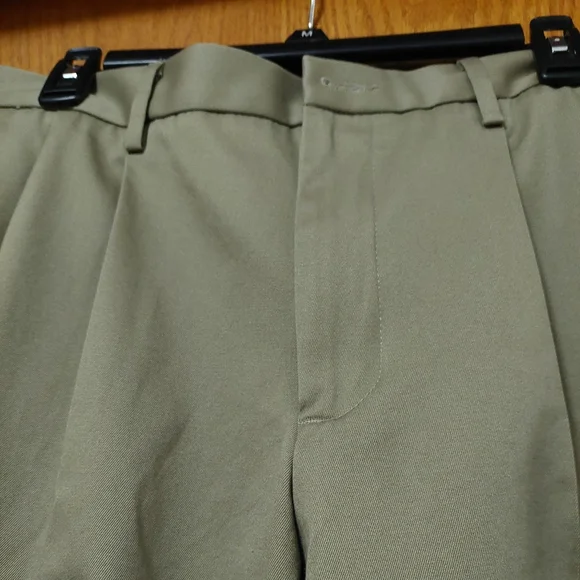Mens Pleated Docker Kaki Pants Relaxed Fit Size 33 x 30 - Picture 2 of 4
